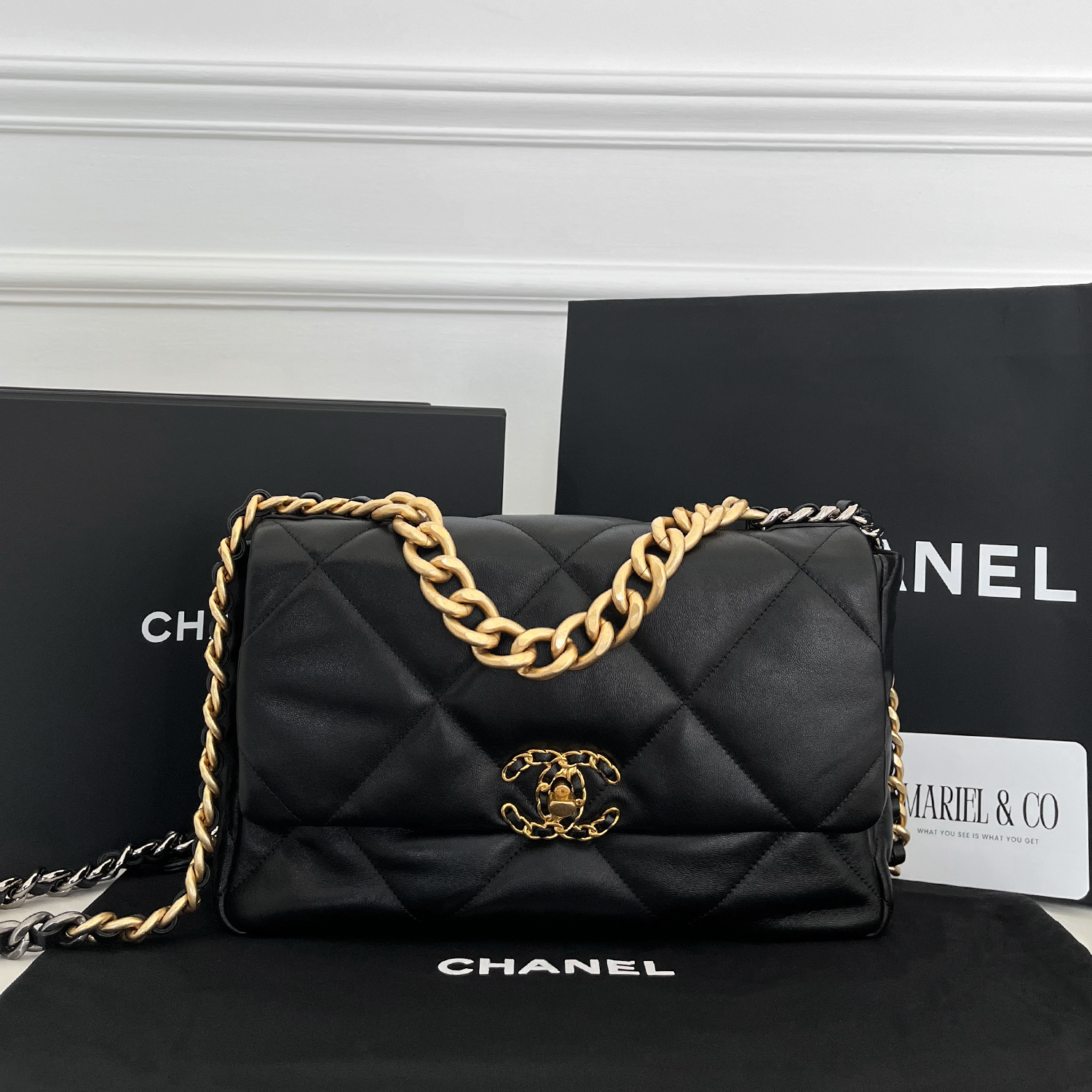 [CC] 19 LARGE HANDBAG, SHINY LAMBSKIN – BLACK